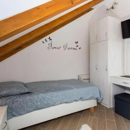 Mali Skoj - Two-bedroom With Sea View
