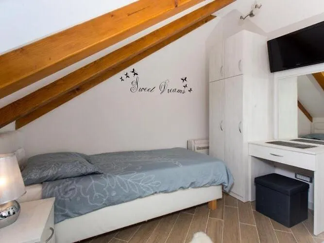 Mali Skoj - Two-bedroom With Sea View